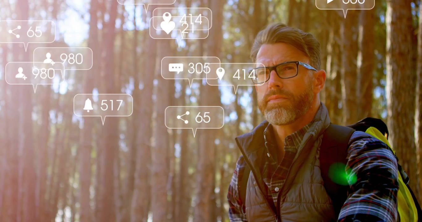Uomo che studia una mappa in una foresta illuminata dal sole, con icone di social media che appaiono e lo portano a controllare il percorso.