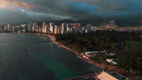 Aerial-drone-footage-of-Honolulu,-Hawaii