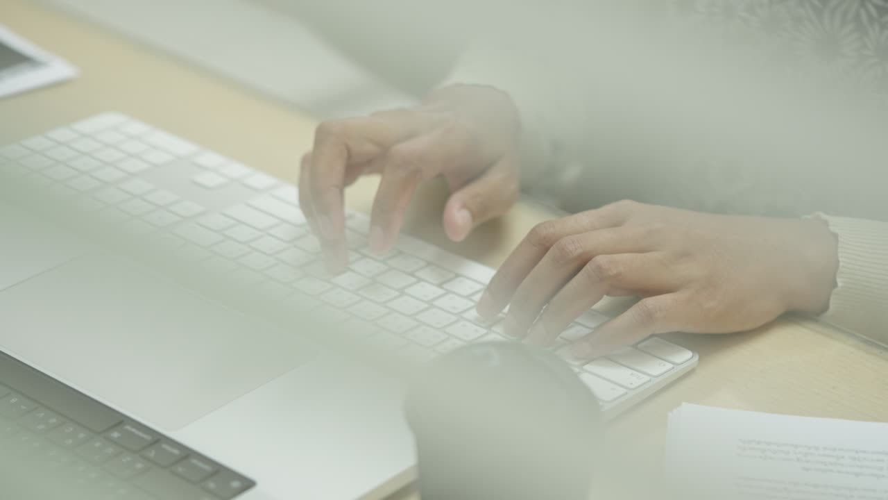 las manos de la mujer de negocios escribiendo en el teclado de la computadora portátil para buscar información, informe de investigación de marketing en el escritorio de la oficina