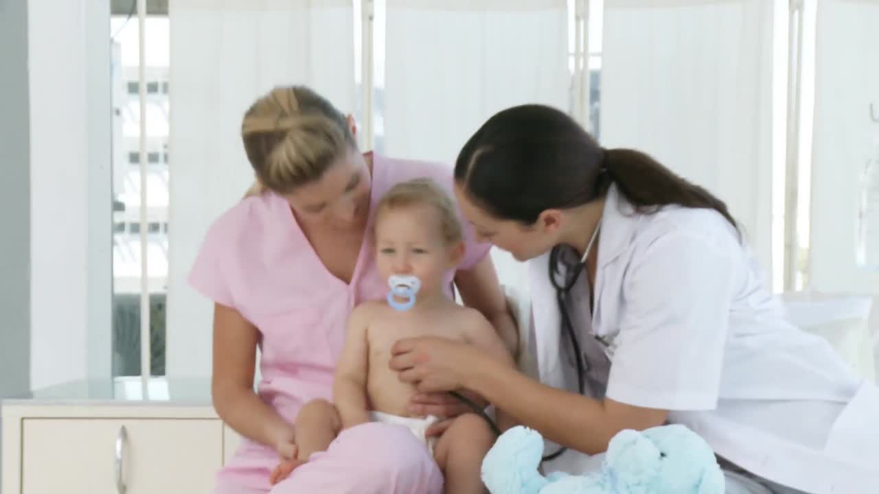 doctora y enfermera con un bebé.