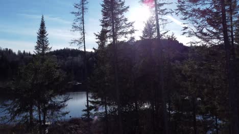 Luftlandschaftsoffenbarung-Des-Sees-Unter-Untergehender-Sonne-Und-Blauem-Himmel