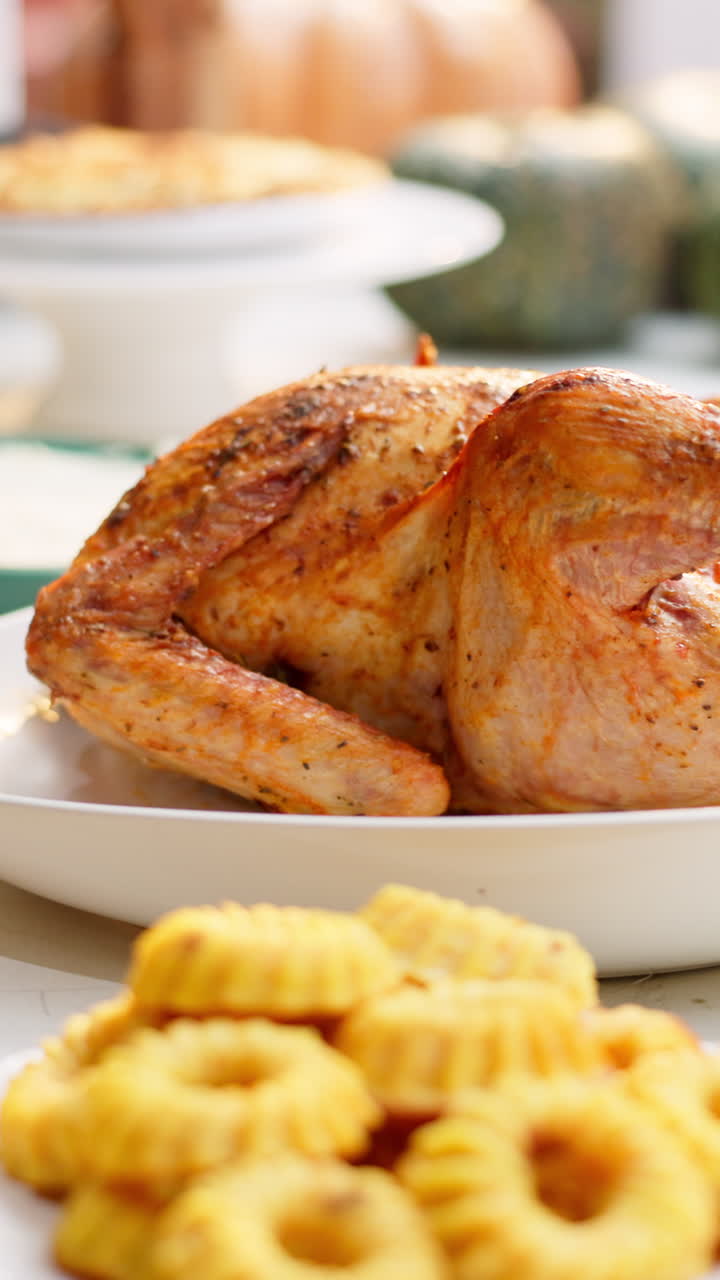 Pollo arrosto dorato su un piatto per la cena delle feste