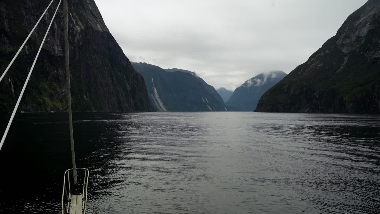 POV från däck på en segelbåt i en fjord i Nya Zeeland