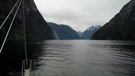 POV-Vom-Deck-Eines-Segelboots-Im-Fjord-Von-Neuseeland