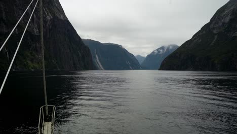 pov desde la cubierta de un velero en el fiordo de nueva zelanda