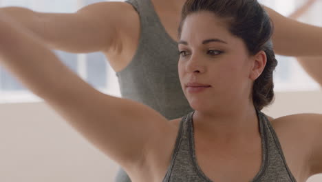 Retrato-De-Clase-De-Yoga-Mujer-Hispana-Embarazada-Practicando-Pose-Guerrera-Con-Instructor-Enseñando-Postura-Grupo-De-Mujeres-Disfrutando-De-Un-Estilo-De-Vida-Saludable-Haciendo-Ejercicio-En-El-Gimnasio