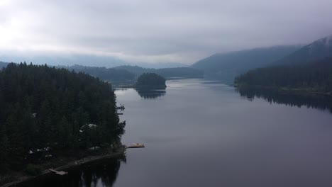 Drone-Vuela-Sobre-La-Vasta-Extensión-Del-Lago-Mcleese-En-Columbia-Británica