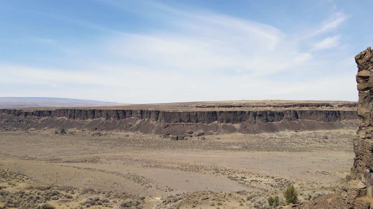 pasando cerca de una gran roca en frenchman coulee, estado de washington, estados unidos