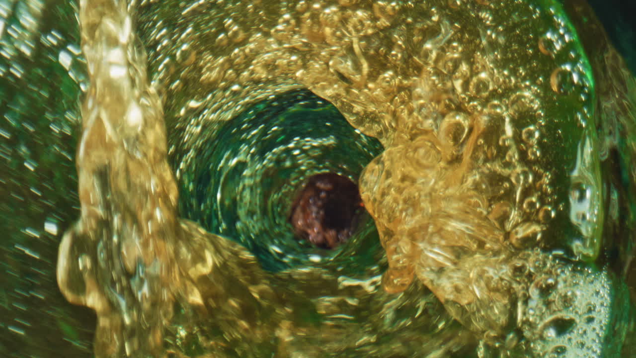 피 아이파 (hoppy ipa) 는 컵에서 회전하는 알코올 탄산 음료입니다.