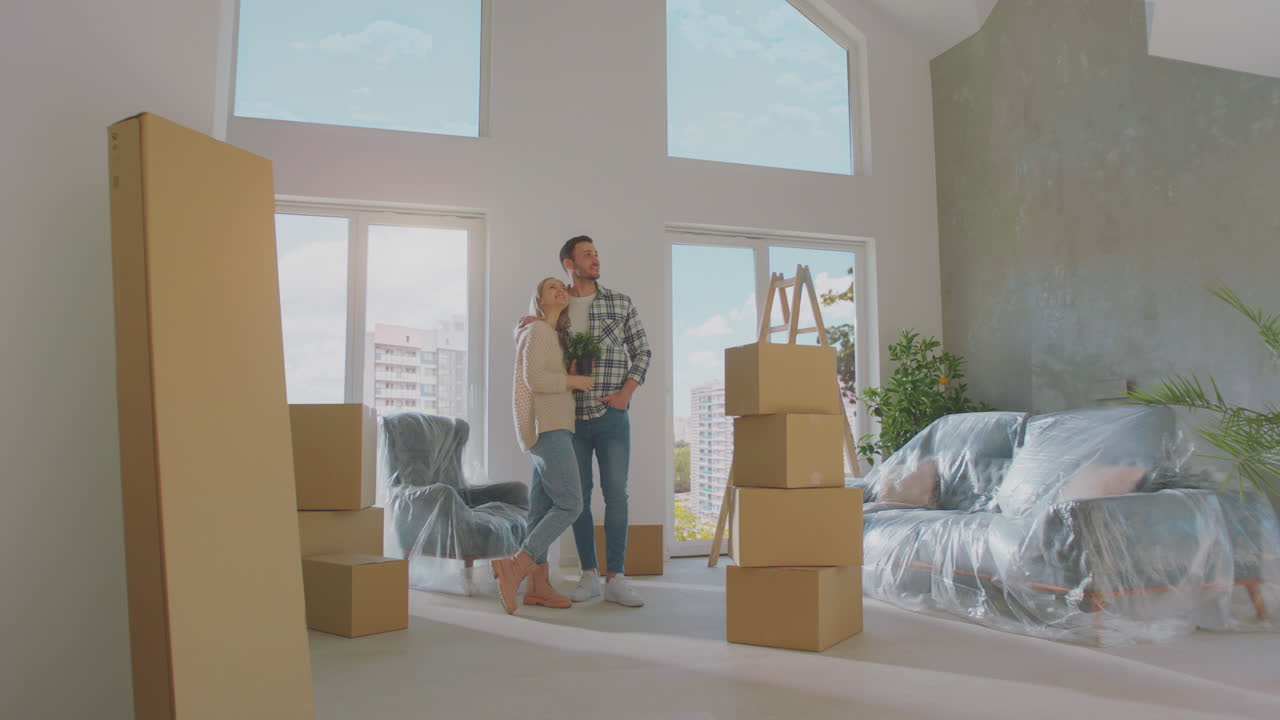 una pareja casada mirando su nueva casa.