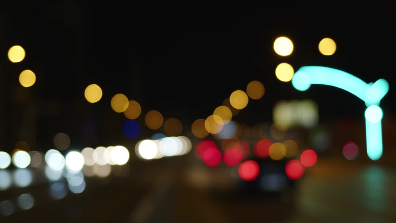 la vida de la ciudad borrosa tráfico de coches por la noche