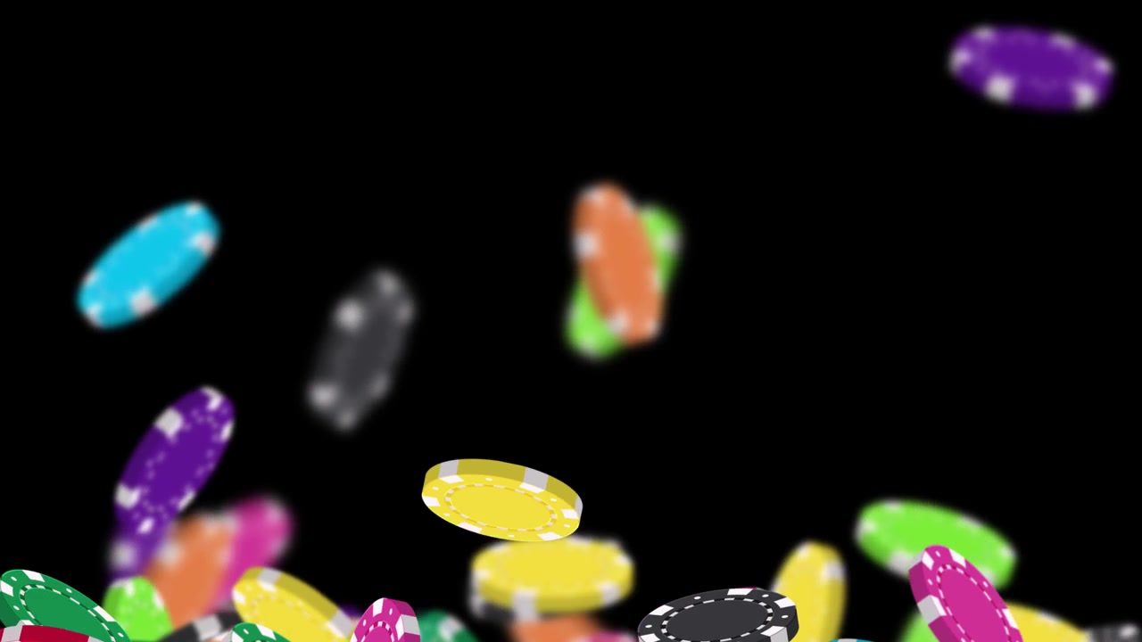 Fichas de Pôquer de Cassino Coloridas Caindo Contra um Fundo Preto.