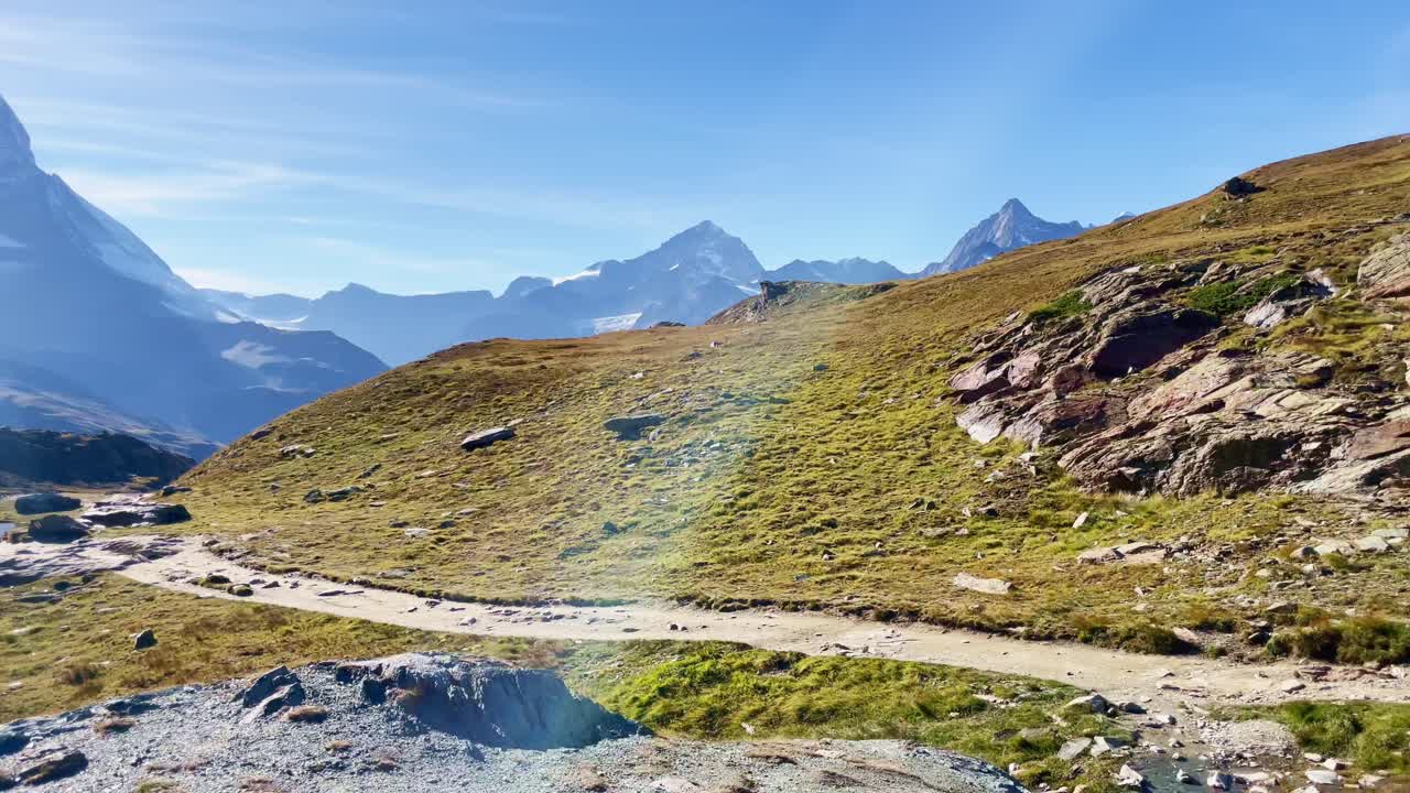 montaña: paisaje montañoso de matterhorn cerca de rotenboden y gornergart, suiza, europa | caminando hacia un pequeño arroyo de agua en la ladera