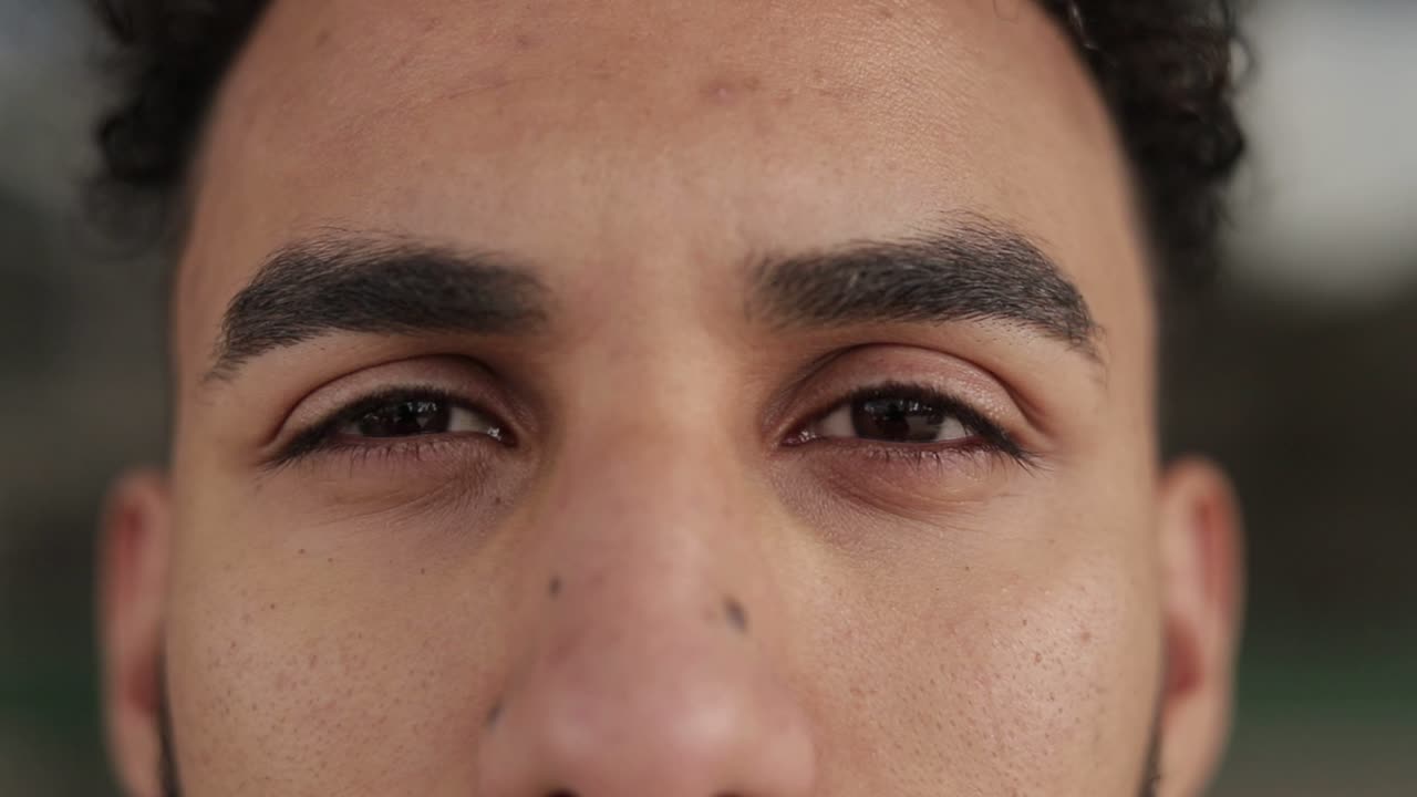 joven con hermosos ojos marrones
