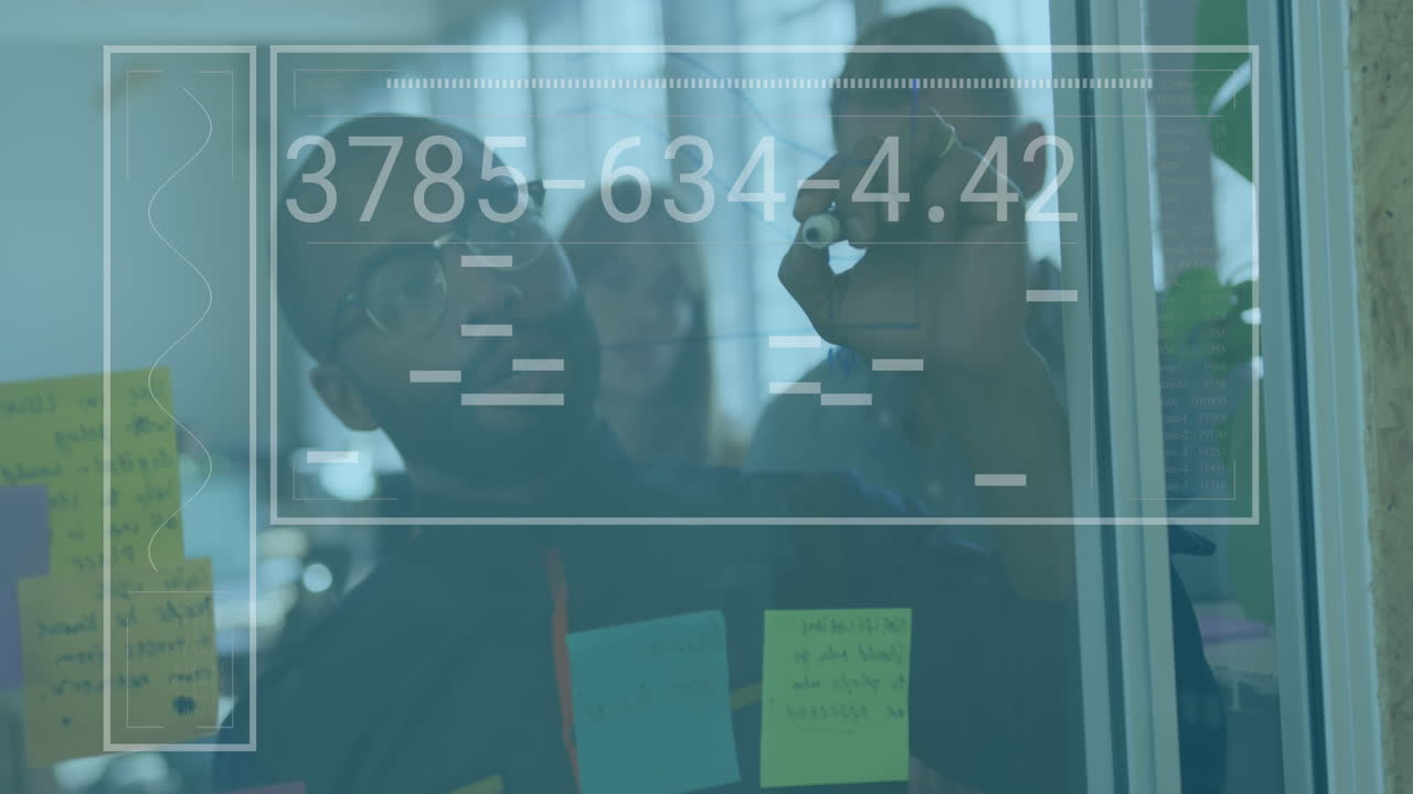 animación de números y líneas cambiantes en rectángulo sobre diversos hombres escribiendo en la pared de vidrio.