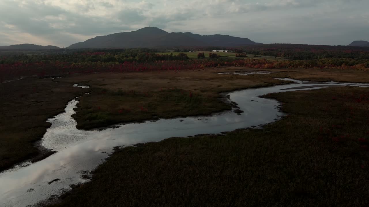 agua estancada de un río poco profundo en su paisaje natural en los municipios del este, quebec, canadá