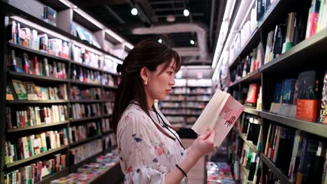 mujer revisando libros en una librería