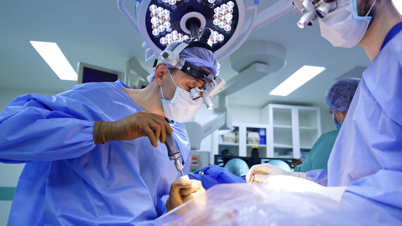 Chirurgo che esegue una procedura medica con uno strumento specializzato.