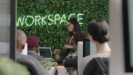 Gente-De-Negocios-Creativa-Reuniéndose-Con-Una-Mujer-Líder-Del-Equipo-Caucásico-Discutiendo-El-Desarrollo-De-Proyectos-De-La-Empresa-Experto-Nerd-Compartiendo-Ideas-Capacitando-A-Los-Empleados-Usando-Una-Computadora-Portátil-En-Un-Espacio-De-Trabajo-De-Oficina-Moderno