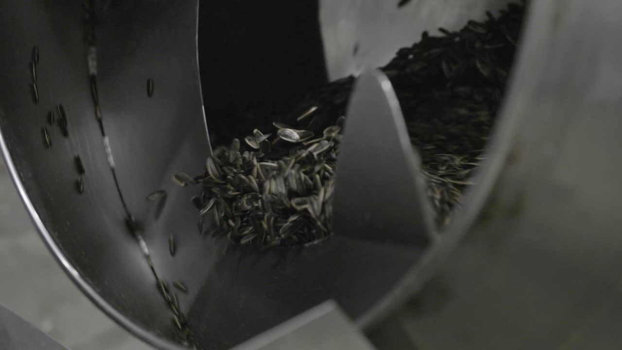 선플라워 씨 ⁇  을  ⁇ 는 스피닝 기계 의 근접 촬영