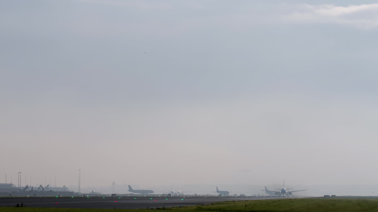 despegue y aterrizaje del avión en condiciones de niebla
