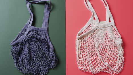 video de bolsas azules y blancas con limones y espacio de copia en fondo verde y rojo