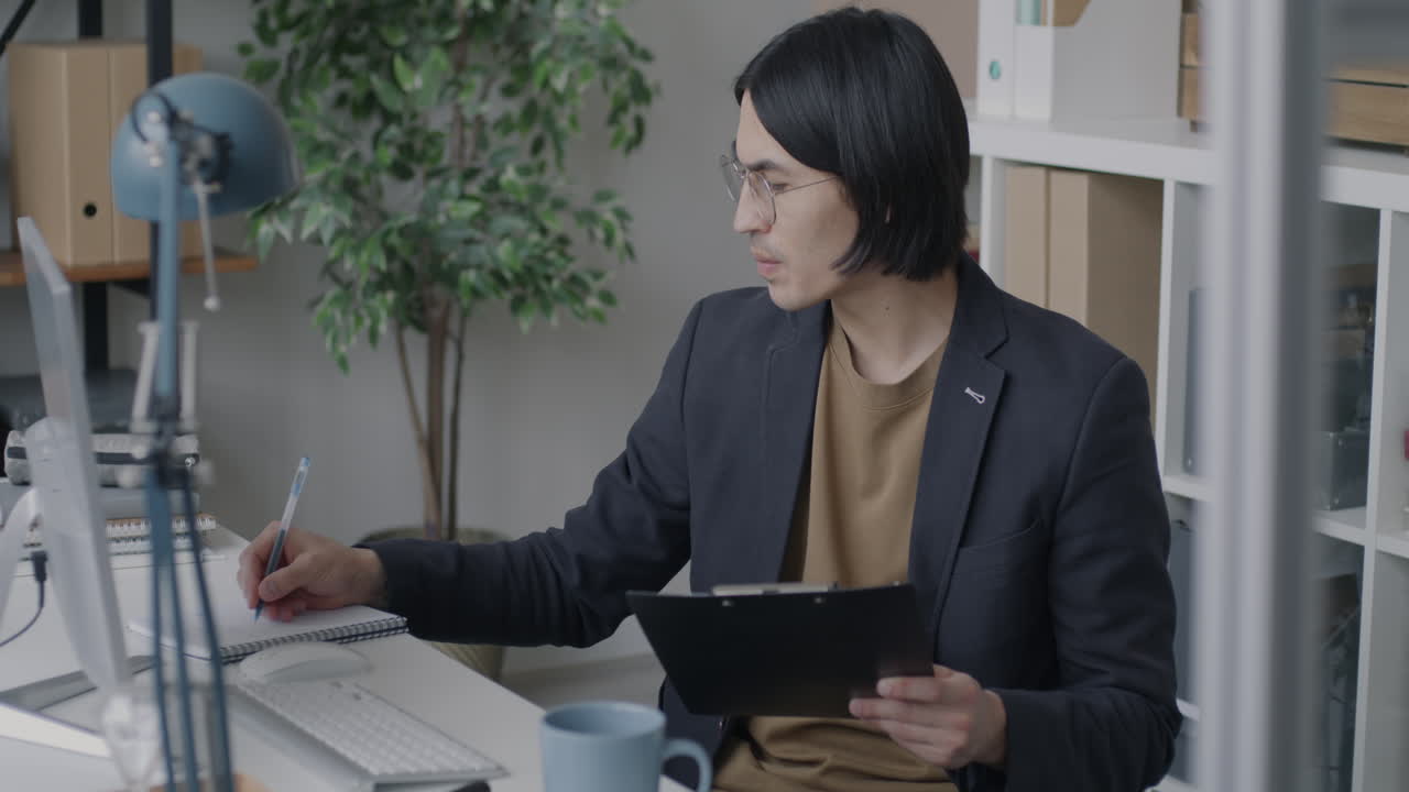 사무실에서 일하는 남자