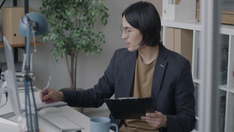 オフィスで働く男性