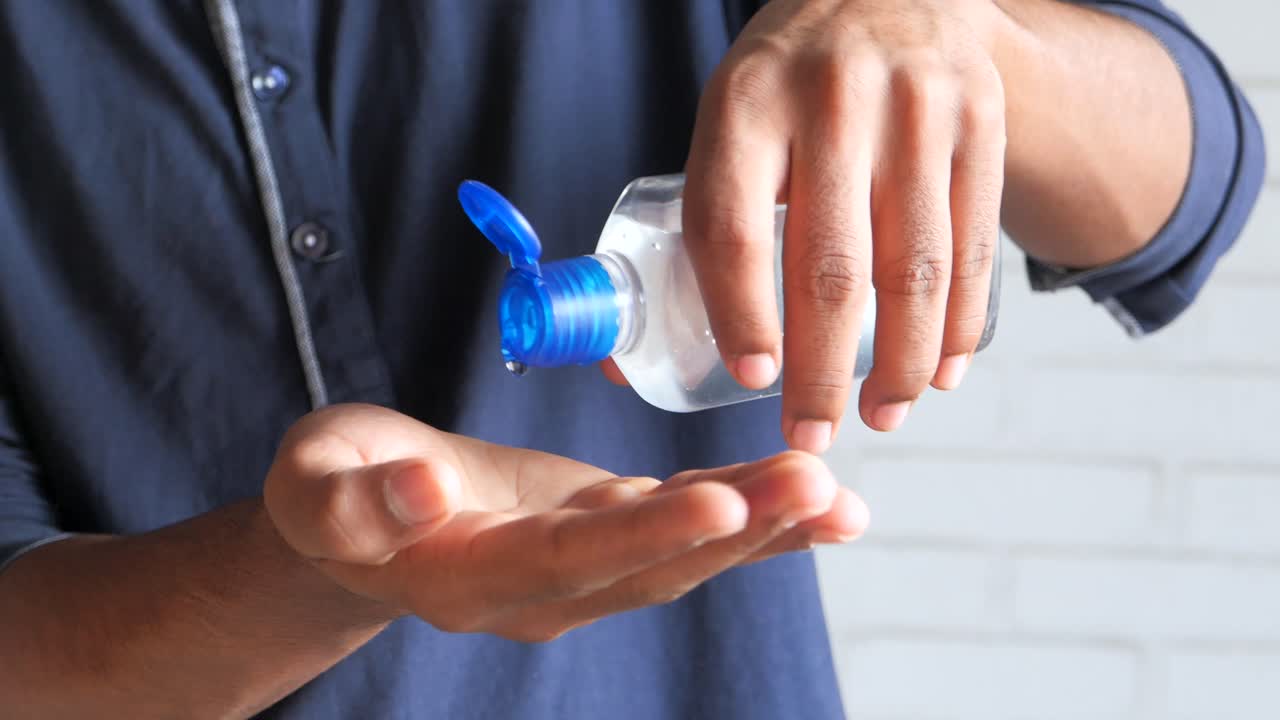 aplicación de desinfectante para las manos