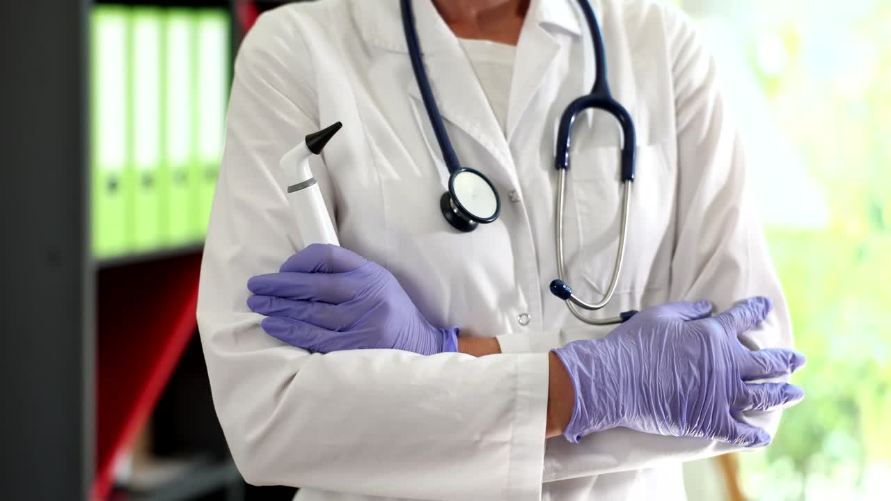 Médico com estetoscópio e otoscópio