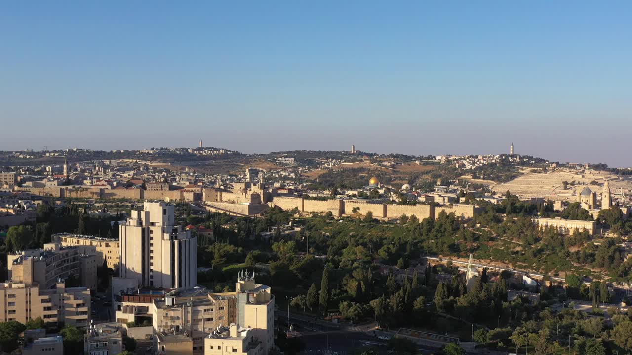 las murallas de la antigua ciudad de jerusalem al atardecer, vista aérea