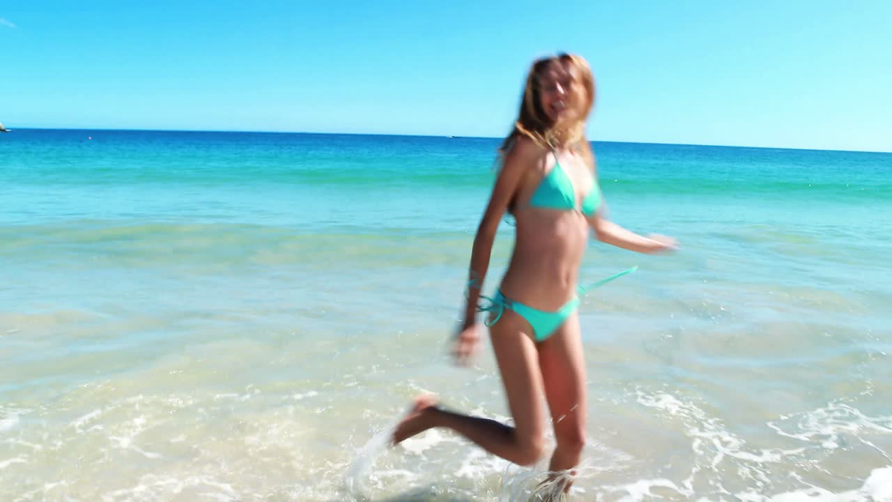 Donna che corre sulla spiaggia