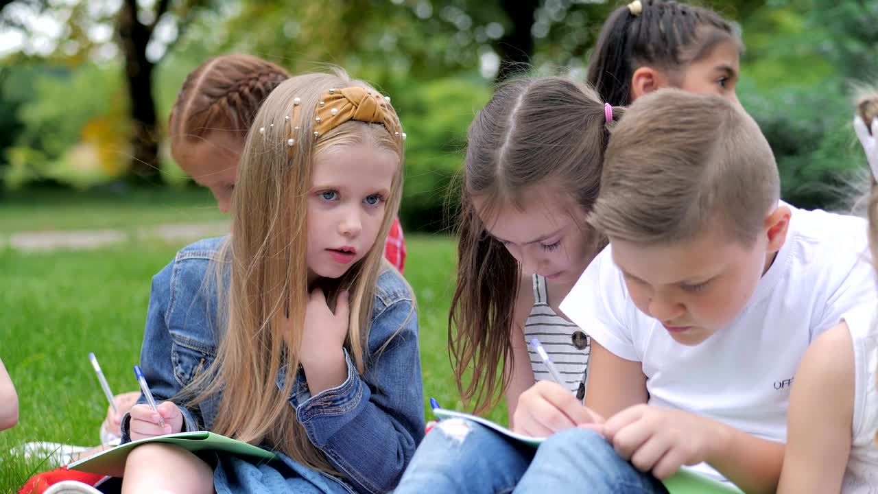 격리 봉쇄 후 학교에서 야외에서 배우는 즐거운 아이들의 그룹