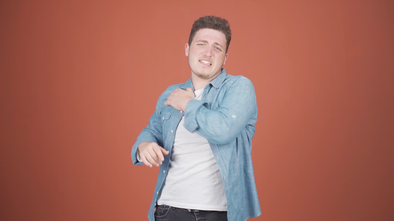 어깨 통증이 있는 남자.