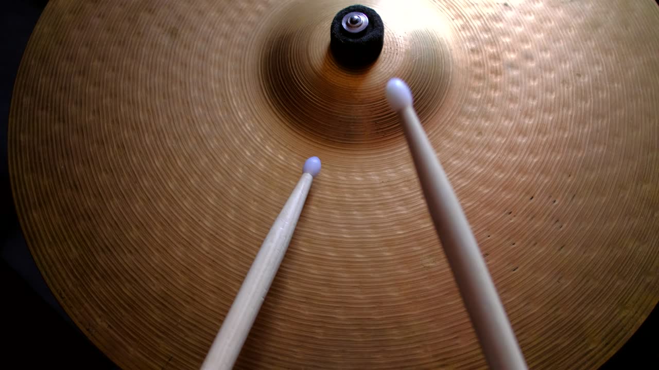 하이을 연주하는 드럼 스틱