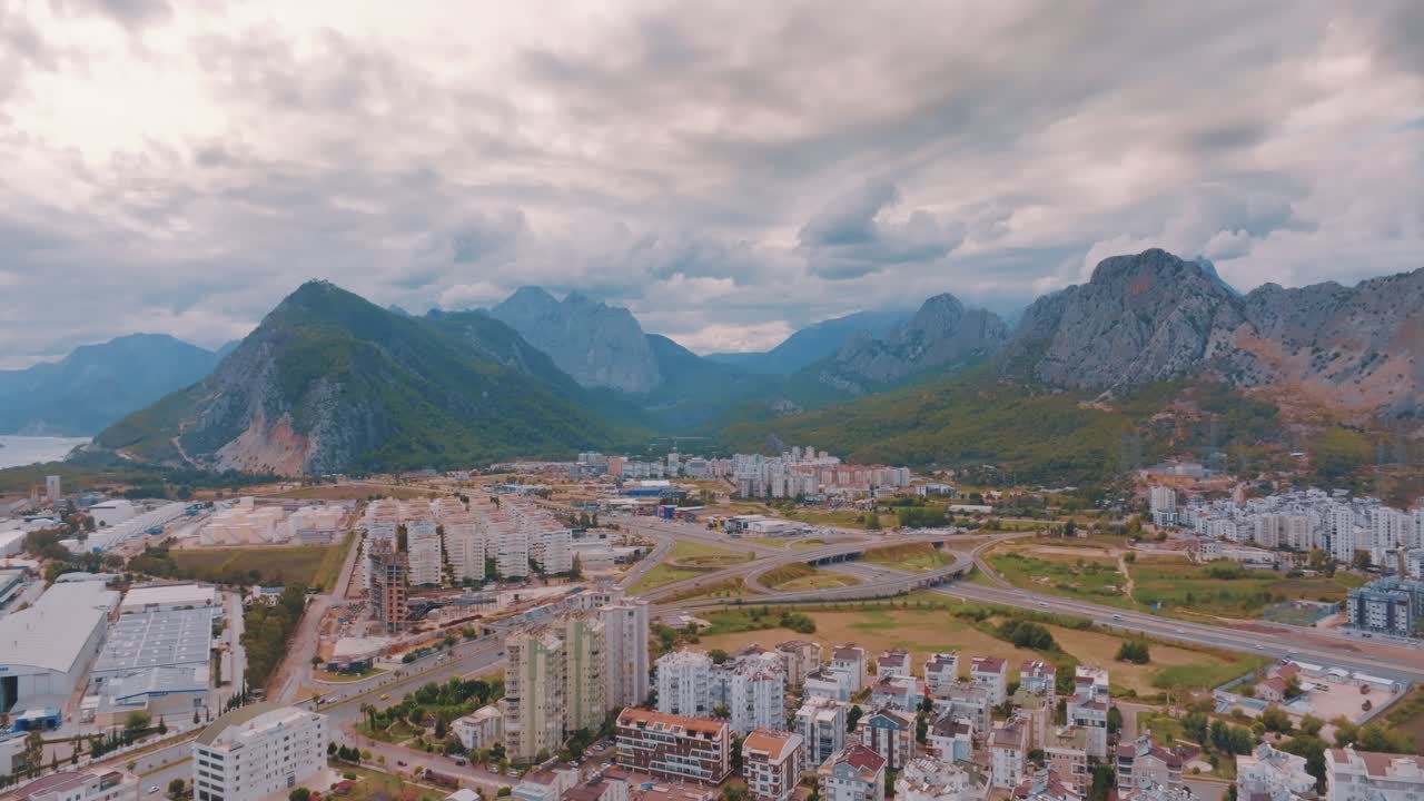 배경 에 산 들 이 있는 도시 의 공중 사진