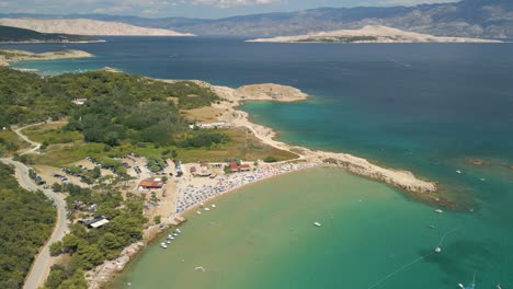 vista aérea de la costa croata con la pintoresca costa salvaje y el agua de mar del sacerdote con un velero y un yate de lujo amarrado en un destino de vacaciones de verano en europa