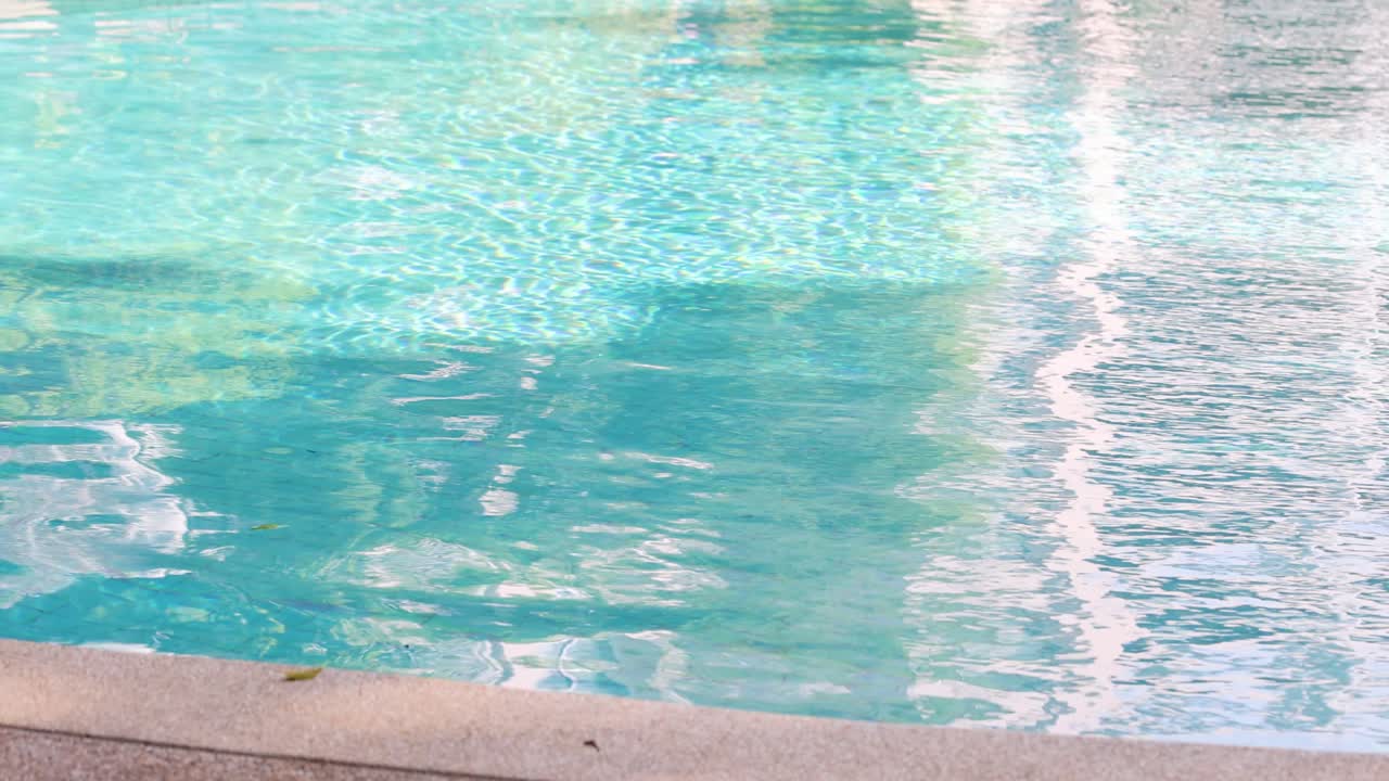 평온한 물 표면, 부드러운 빛 반사