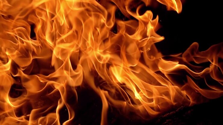 Feuerflammen auf schwarzem Hintergrund in Zeitlupe
