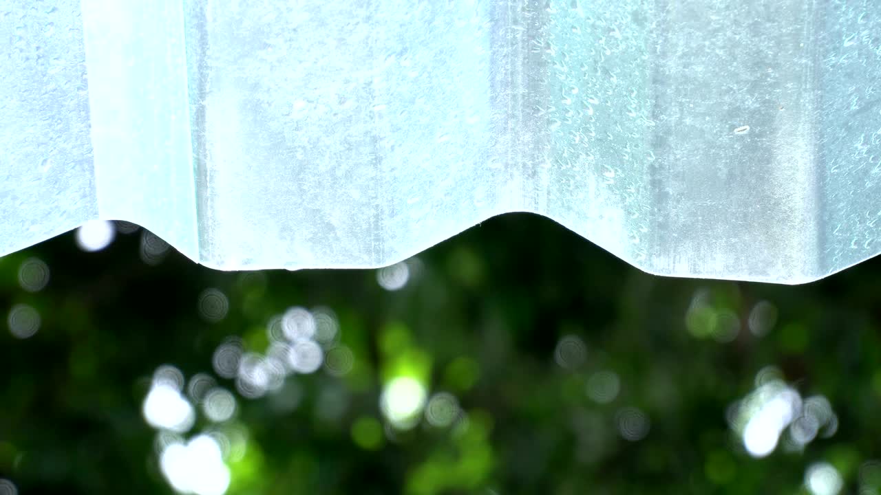 투명 한 지붕 타일 에서 방울 이 떨어지는 것