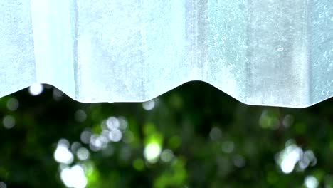 gotas de lluvia en las baldosas transparentes del techo
