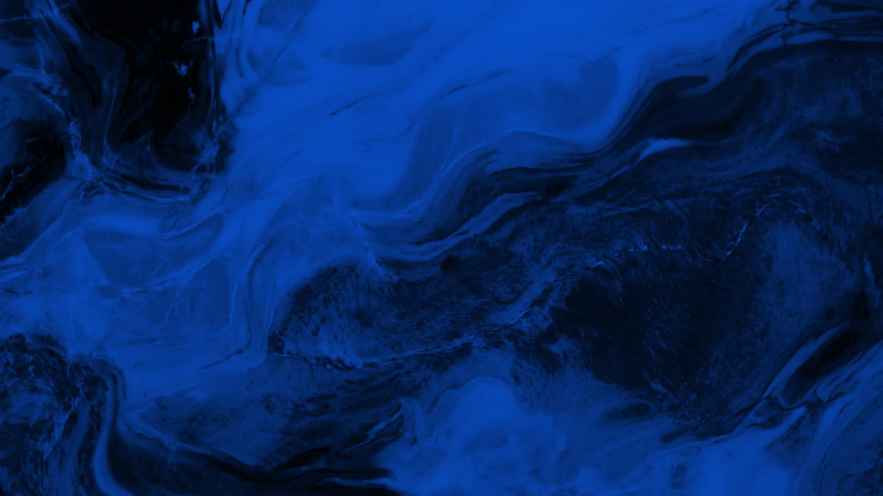 Animace zářivě zbarvené modré tekutiny plynoucí hypnotickým pohybem na černém pozadí.