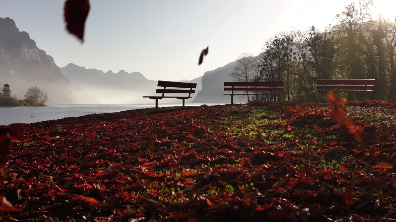 가을에 조용한 스위스 호수 의 벤치, 배경에는 산이 있습니다.