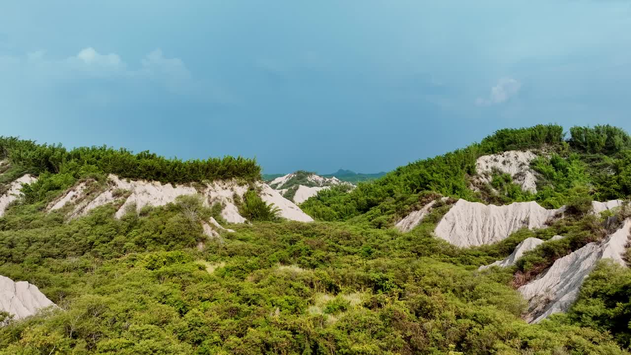 paisaje lunar de vegetación verde durante un día nublado en el mundo lunar de tianliao, 田寮月世??