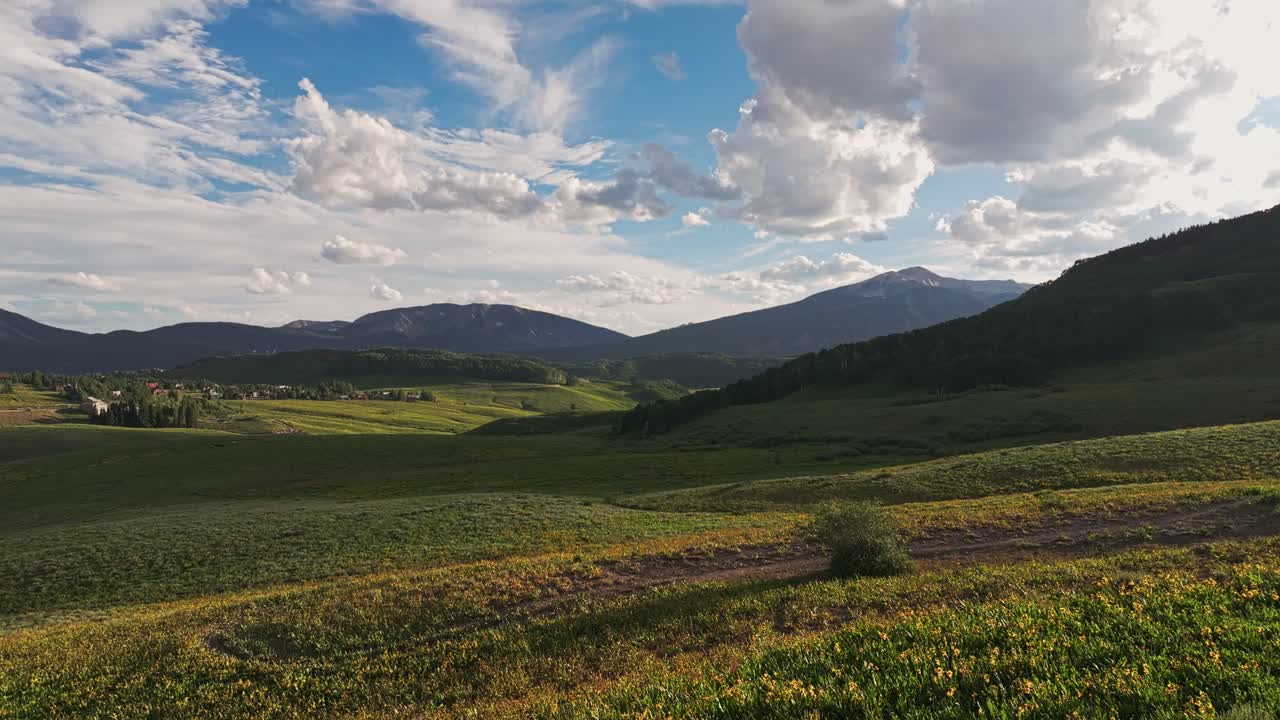Aerea su colline verdi e prati vicino alla montagna Crested Butte, Colorado, USA