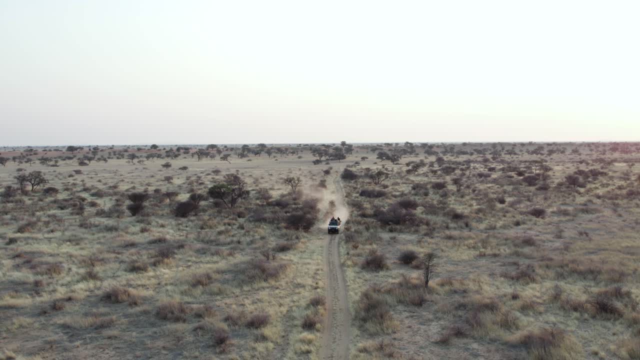 jeep aislado cruzando el desierto en namibia
