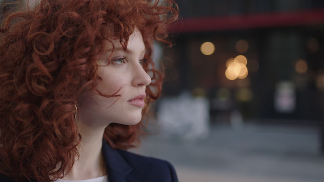 젊은  ⁇ 은 머리 사업가 여성의 초상화 도시에서 고민 전문 임원