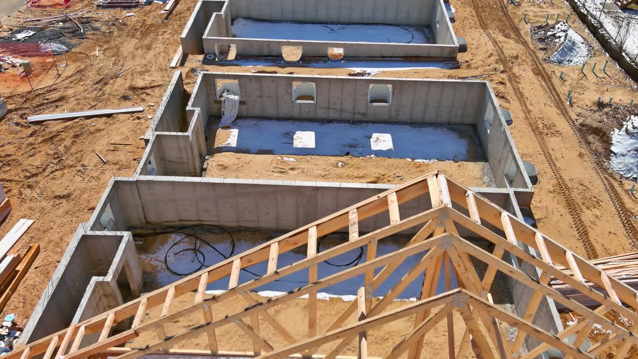 vista aérea de la casa de marco de madera de viga de marco de casa de palo construida casa en construcción nueva construcción con armadura de madera