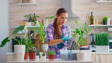 Mujer,-Casa,-Jardinería,-En,-Cocina