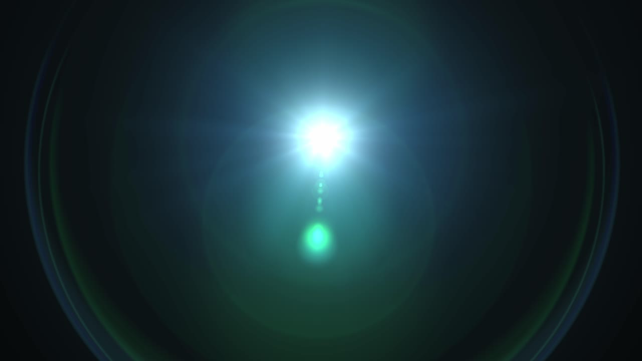 Flare dell'obiettivo organico Cooke S7i 32mm che si muove da sinistra a destra. Isolato su sfondo nero, ideale per composizioni di alta qualità e per aggiungere un tocco cinematografico.